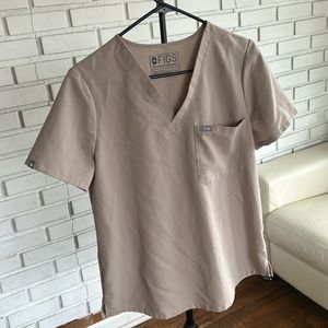 Figs Technical Collection Catarina one-pocket Scrub top. Size Medium sand/tan